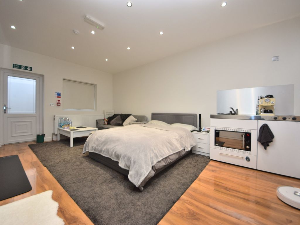 1 bed flat to rent in Longwood Gardens, Ilford IG5, £1,400 pcm Zoopla