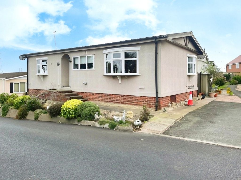 2 bed mobile/park home for sale in Mill Farm Park, Bulkington, Bedworth