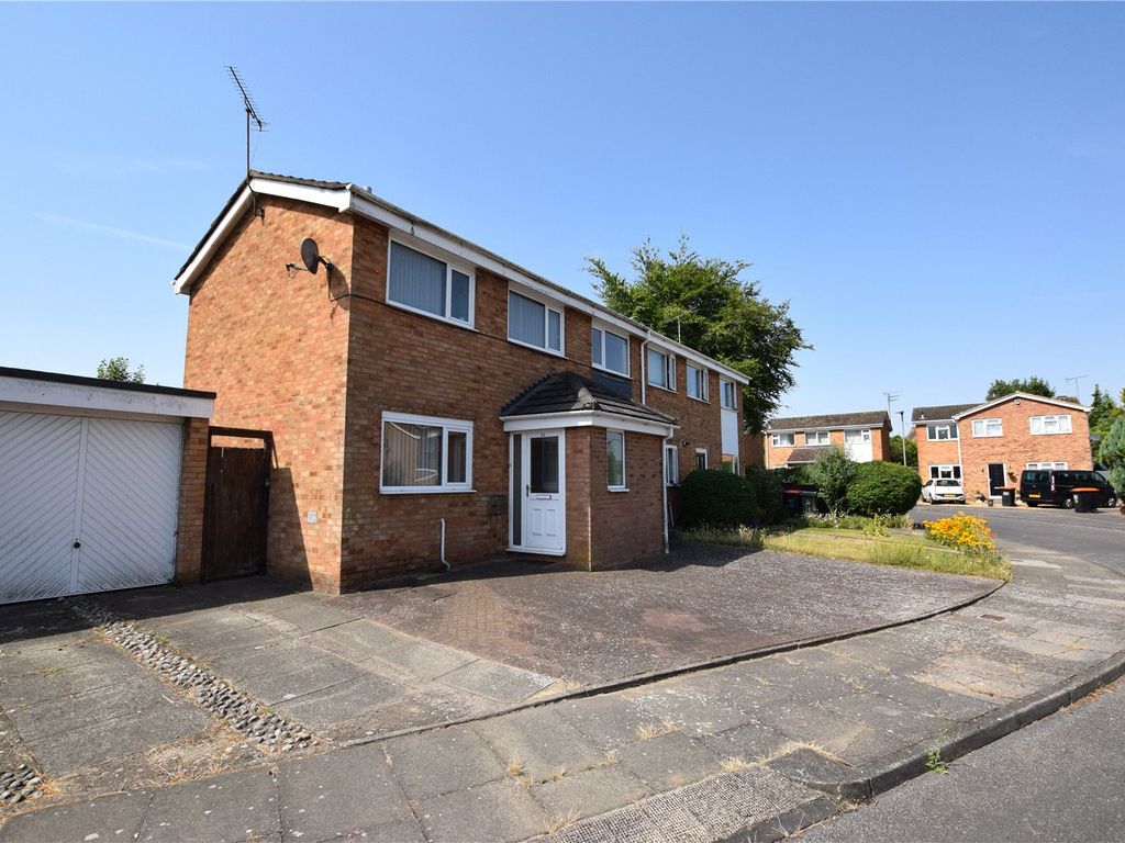 3 bed semidetached house for sale in Allen Close, Dunstable