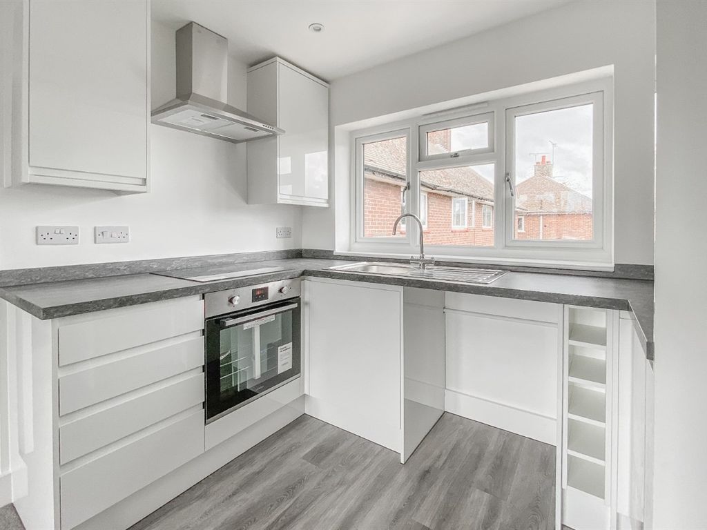 2 bed flat to rent in The Drive, Rochford SS4 Zoopla