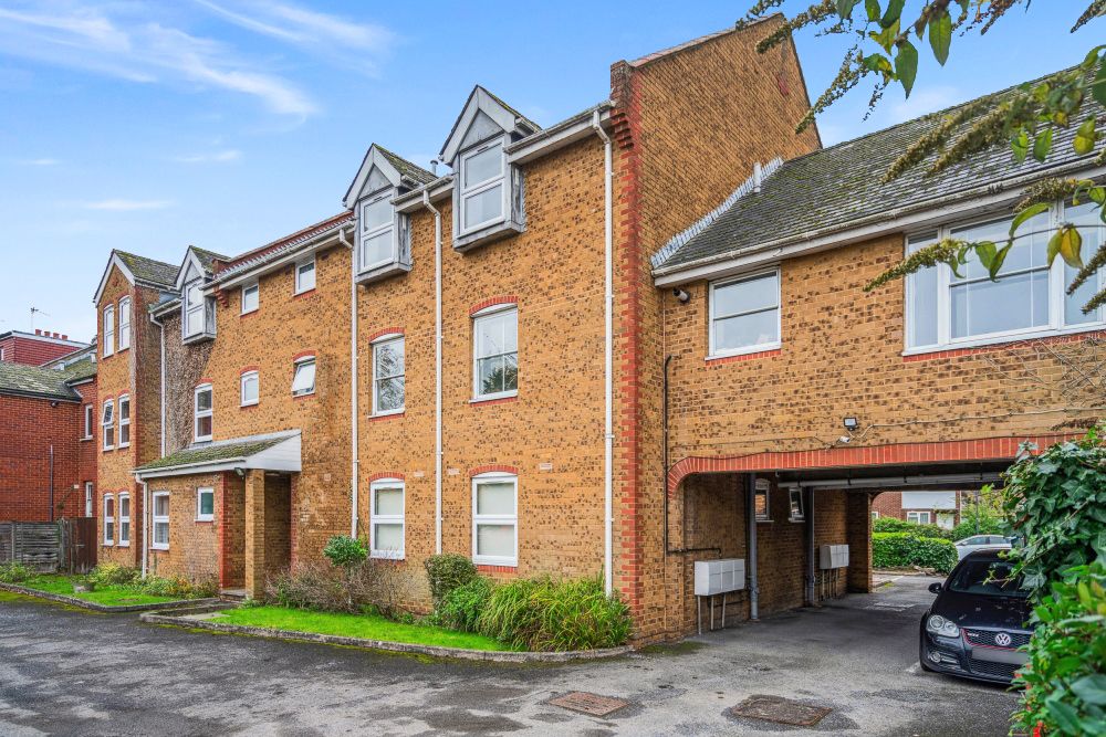 1 bed flat to rent in 29 College Road, Harrow Weald, Harrow HA3, £1,600