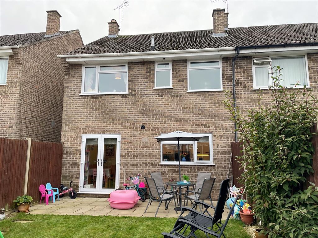 3 bed property for sale in Aintree Close, Newbury RG14, £375,000 Zoopla