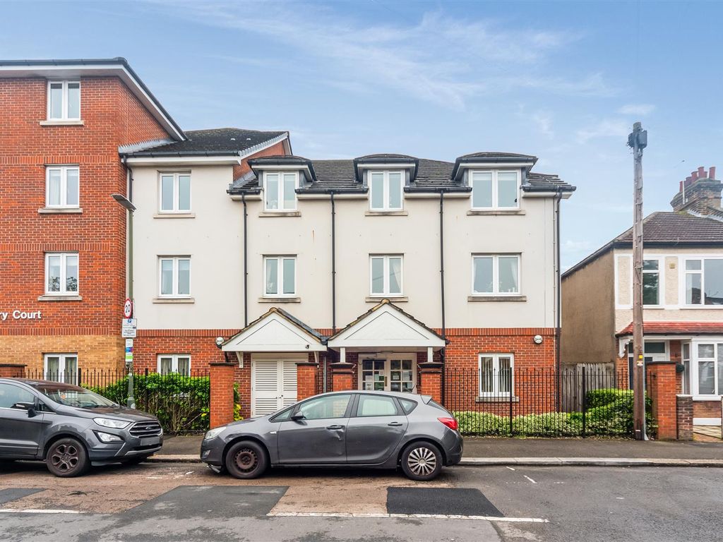 1 bed flat for sale in Clifton Park Avenue, London SW20, £200,000 Zoopla