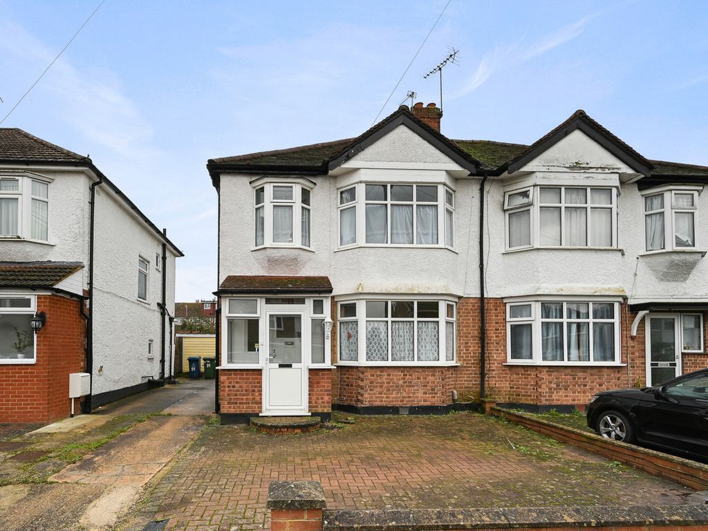3 bed semidetached house to rent in Arundel Drive, Harrow HA2, £2,100