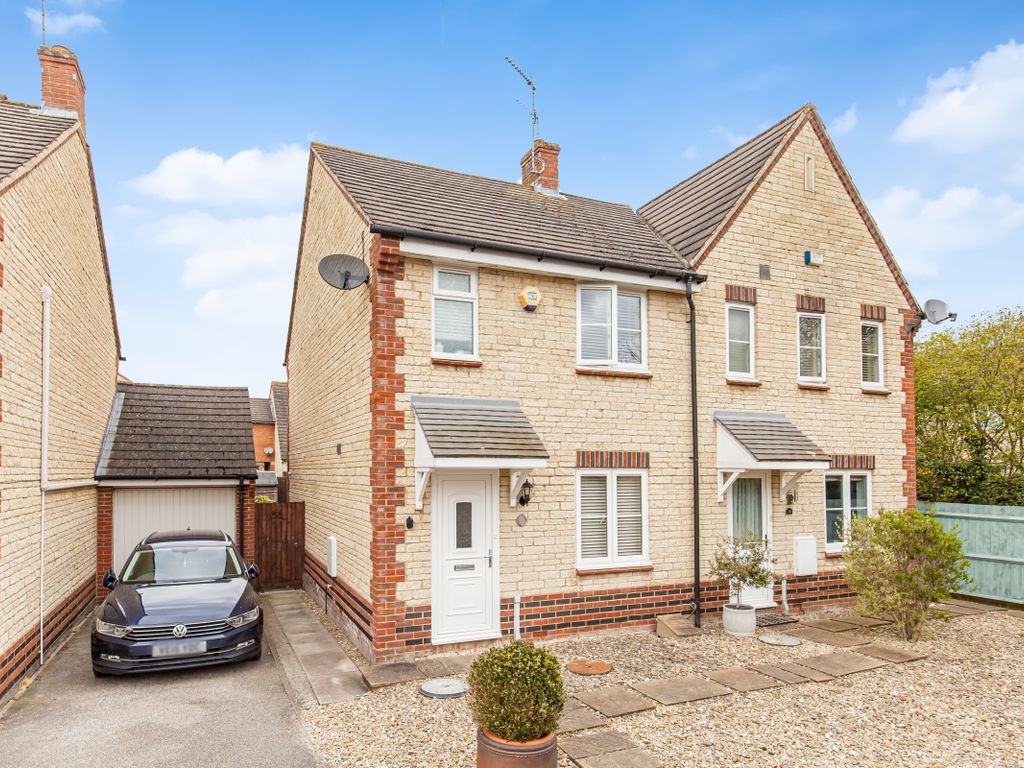 3 bed semidetached house to rent in Dunnock Close, Bicester OX26 Zoopla