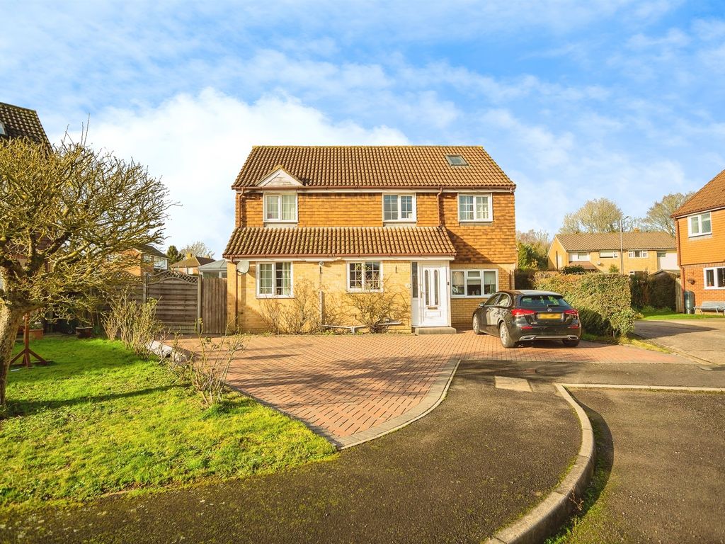 4 bed detached house for sale in Canon Woods Way, Kennington, Ashford