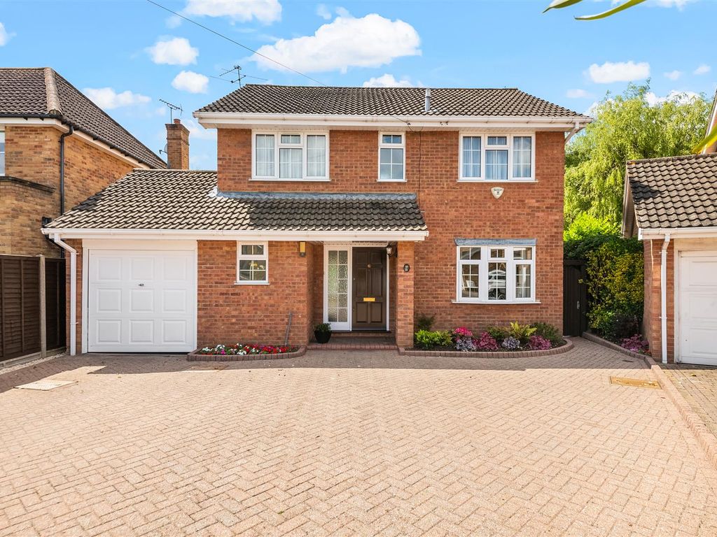 4 bed detached house for sale in Squirrels Close, Uxbridge UB10, £