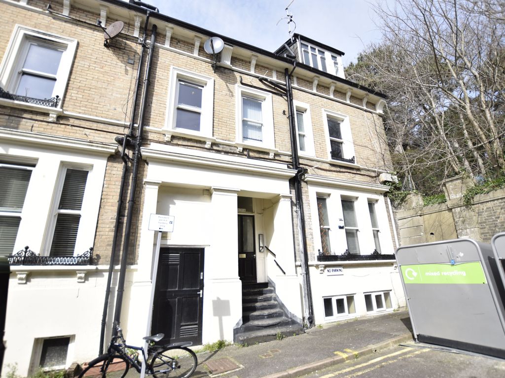 Studio to rent in Verulam Place, Bournemouth BH1, £800 pcm Zoopla