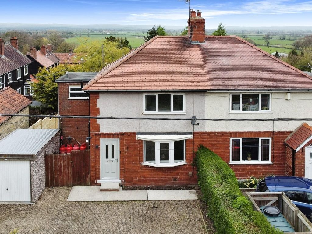 3 bed semidetached house for sale in High Street, BartonLeStreet