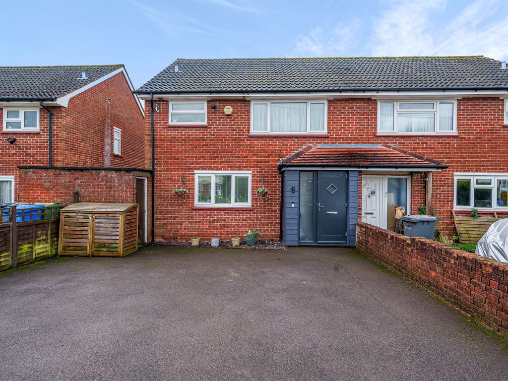 3 bed semidetached house for sale in St. Davids Close, Maidenhead SL6