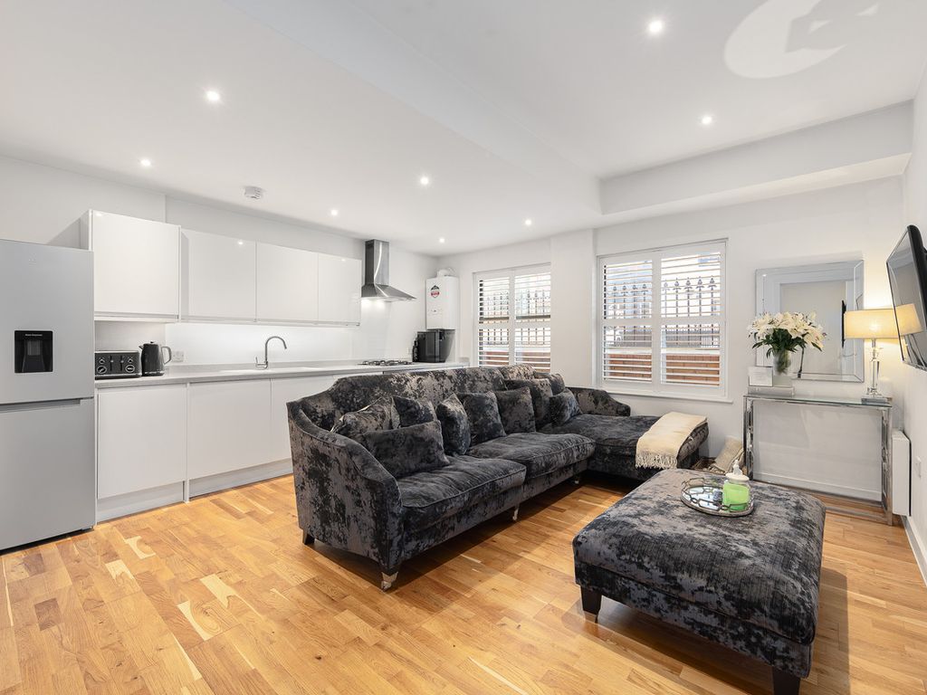 2 bed flat for sale in Whyteleafe Hill, Whyteleafe CR3, £325,000 Zoopla