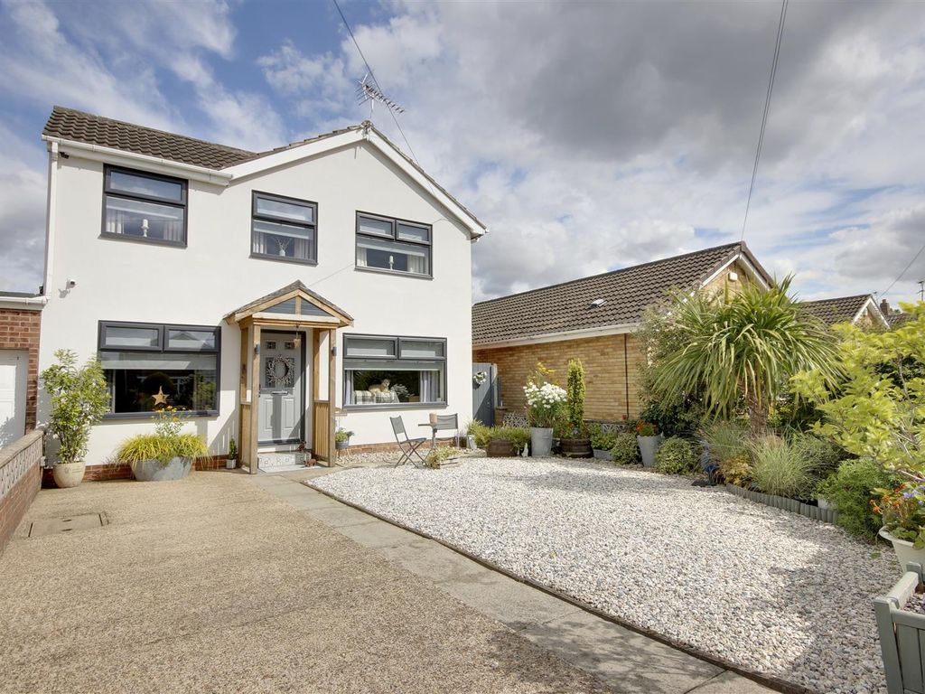 3 bed linkdetached house for sale in Oakwood Close, Hull HU5, £269,950