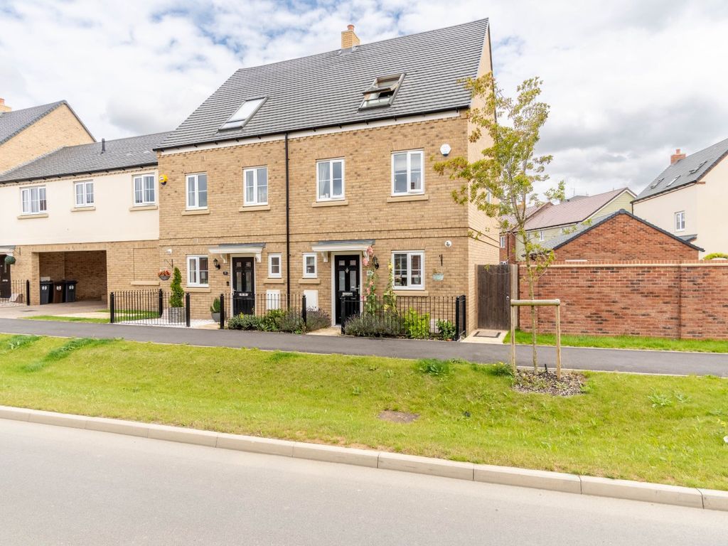 3 bed end terrace house for sale in Newland Avenue, Stortford