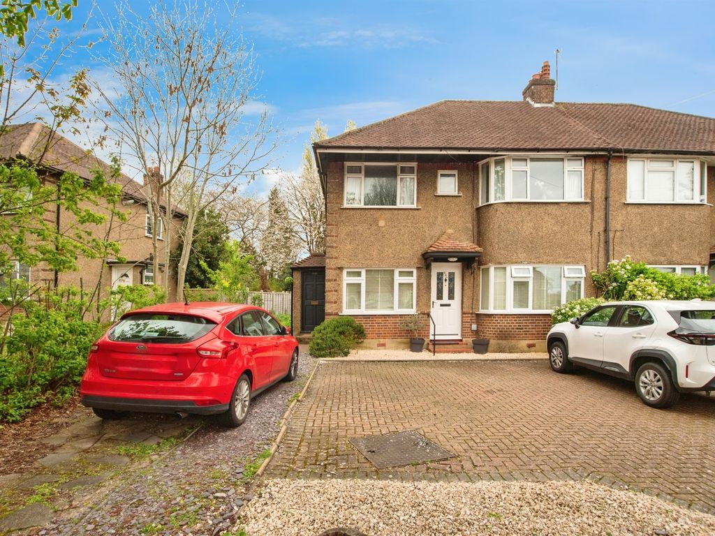 2 bed for sale in Courtlands Drive, Watford WD17, £350,000