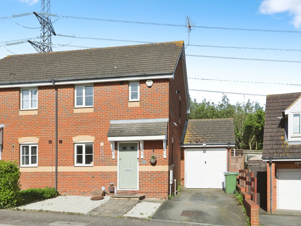 3 bed semidetached house for sale in Recreation Way, Kemsley
