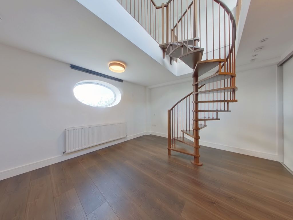 1 bed flat to rent in The Parade, High Street, Watford WD17, £1,250 pcm