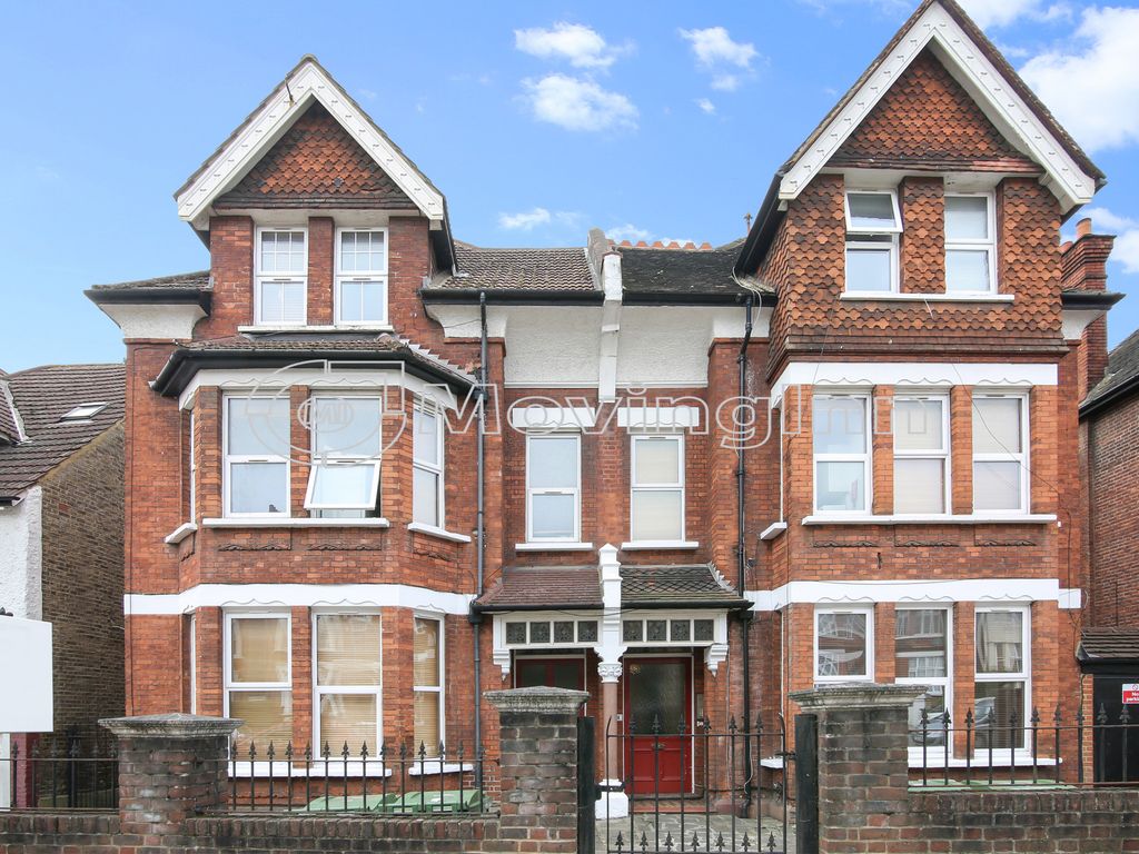 Studio to rent in Gleneldon Road, Streatham SW16, £1,150 pcm Zoopla