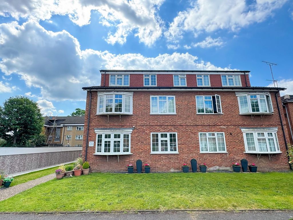 1 bed flat for sale in Bucklers Way, Carshalton, Surrey. SM5, £239,950