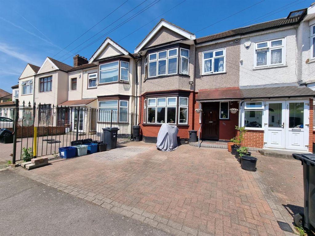 4 bed property for sale in Aldborough Road South, Seven Kings, Ilford