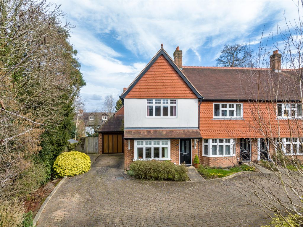 3 bed semidetached house for sale in Westcott Street, Westcott