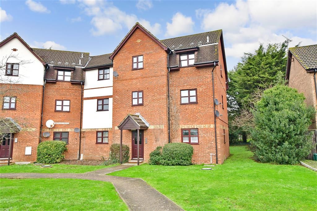 1 bed flat for sale in Hillwood Grove, Wickford, Essex SS11, £140,000