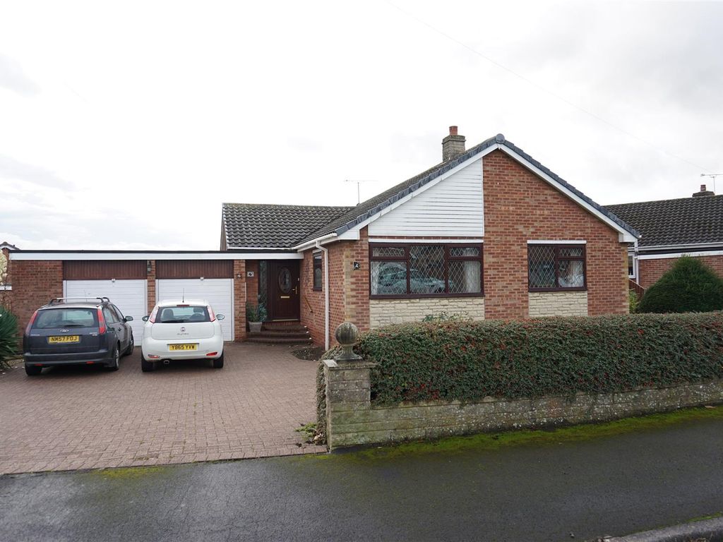 3 bed detached bungalow for sale in Newlands Avenue, Skellow, Doncaster