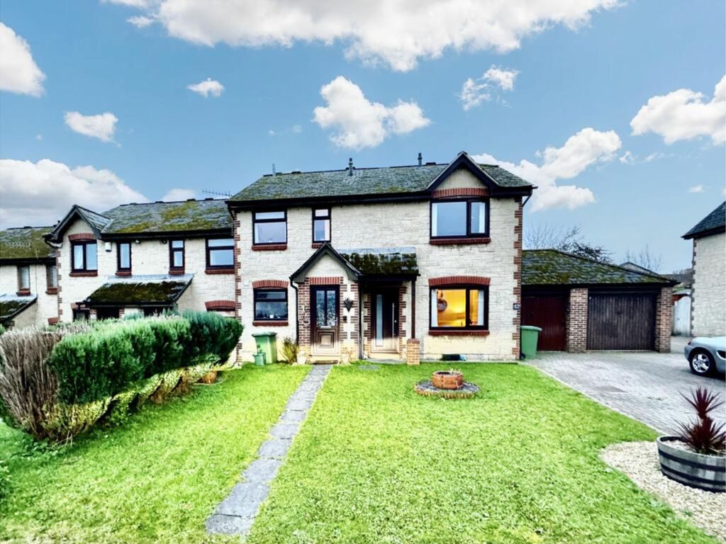 2 bed terraced house for sale in Clos Llyswen, Penpedairheol CF82, £