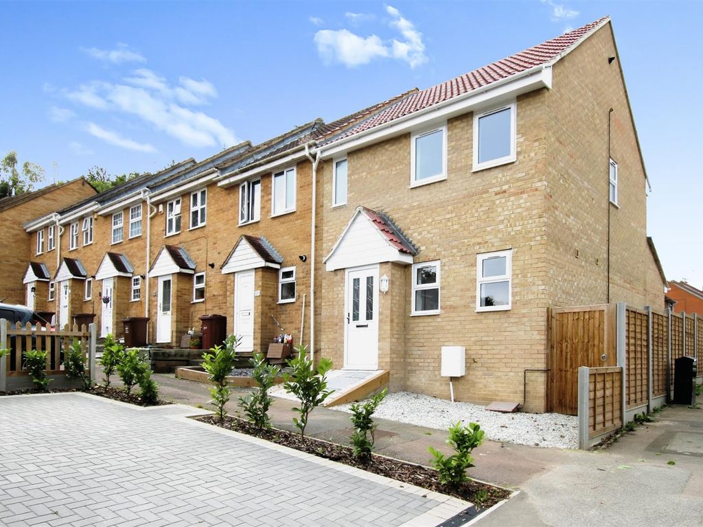 2 bed end terrace house for sale in Wedgewood Drive, Chatham ME5, £
