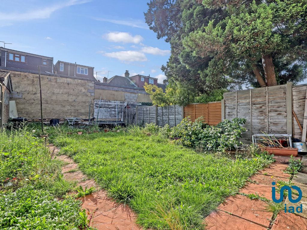 2 bed flat for sale in Westwood Road, Seven Kings, Ilford IG3, £290,000 Zoopla