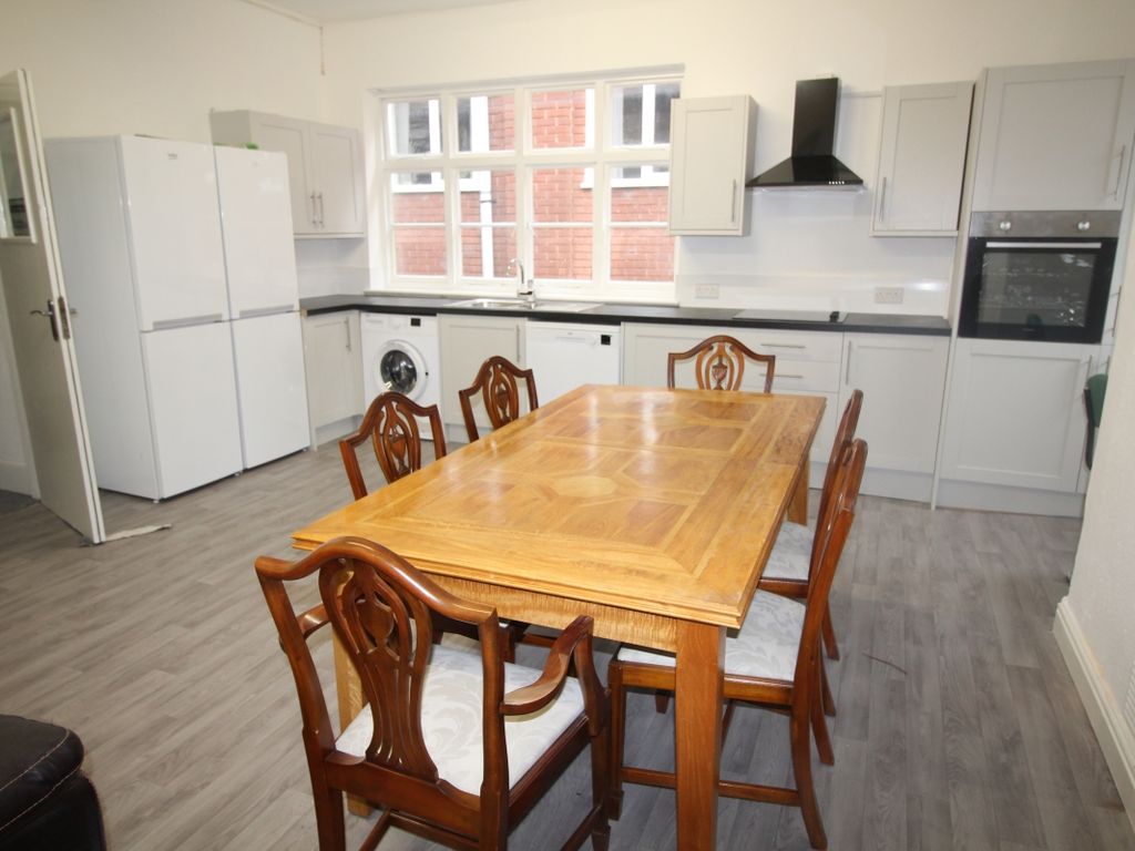 Studio to rent in High Street, Bromsgrove, Worcestershire B61, £450 pcm