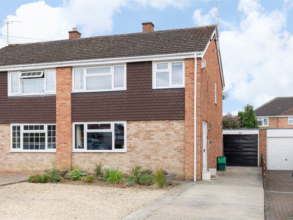 3 bed semidetached house for sale in Brymore Close, Prestbury