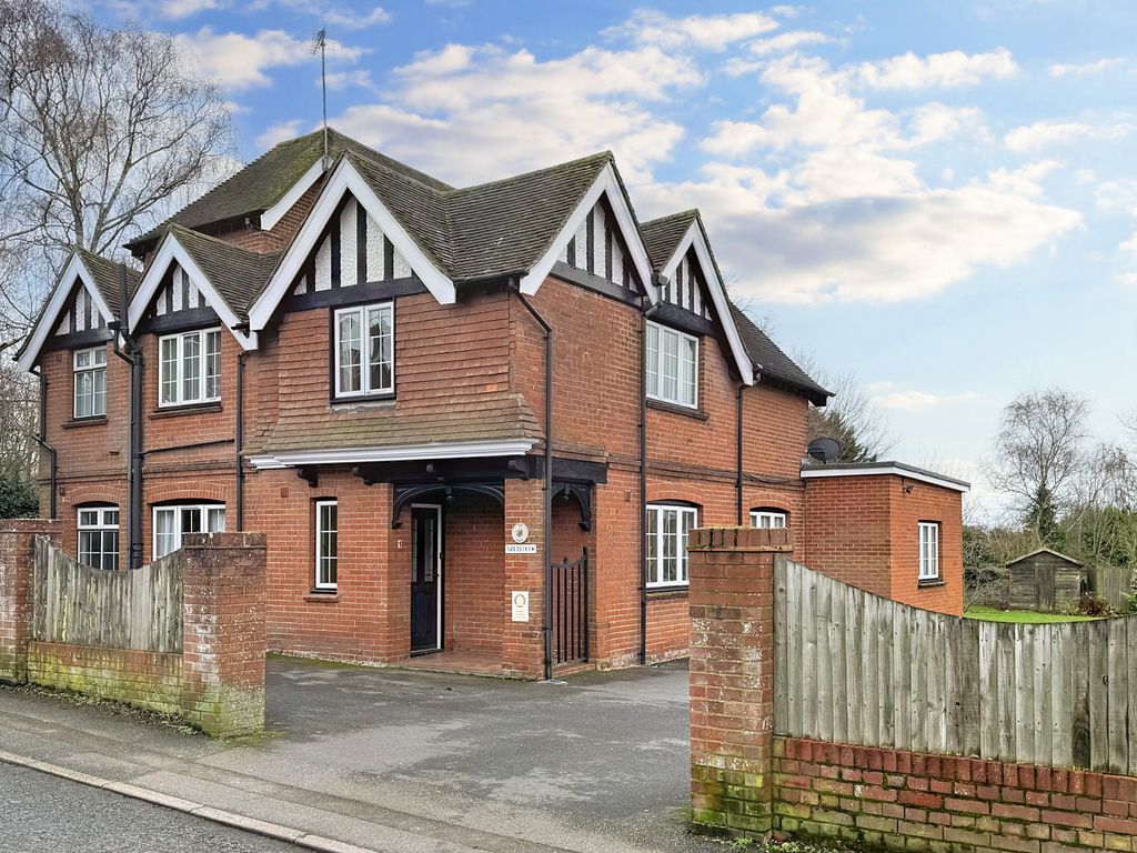 1 bed flat to rent in Upper Vicarage Road, Kennington, Ashford, Kent