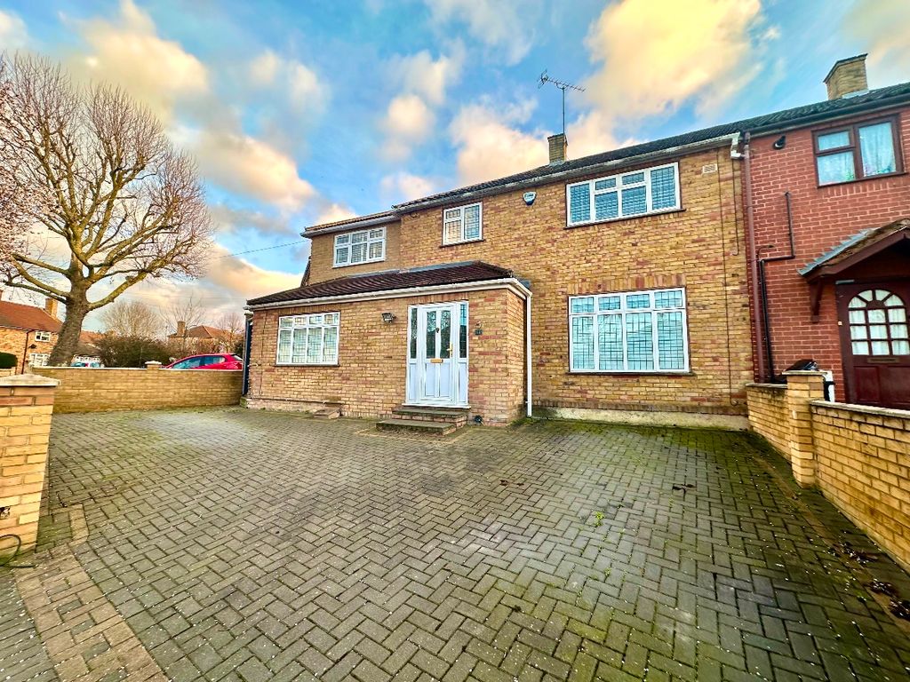 5 bed semidetached house for sale in Hailsham Road, Romford RM3, £