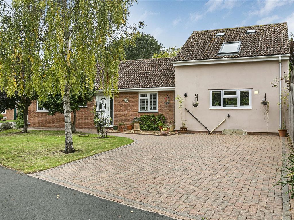5 bed detached bungalow for sale in Sudeley Grove, Hardwick, Cambridge