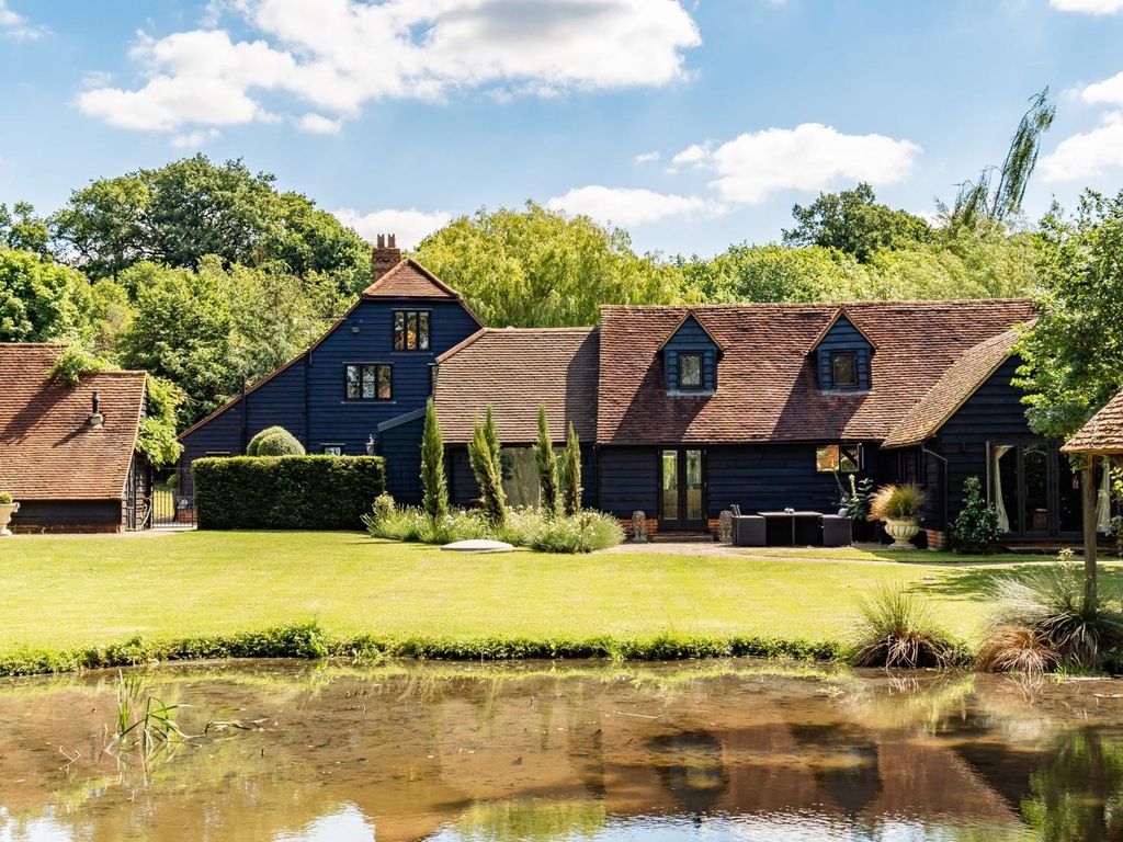 5 bed barn conversion for sale in Mount Road, Theydon Garnon, Epping