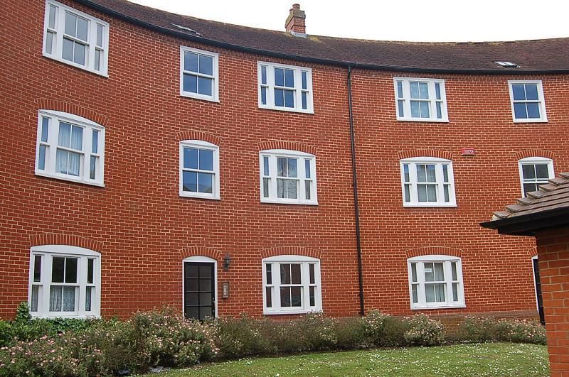 2 bed property to rent in Station Road West, Canterbury CT2, £950 pcm