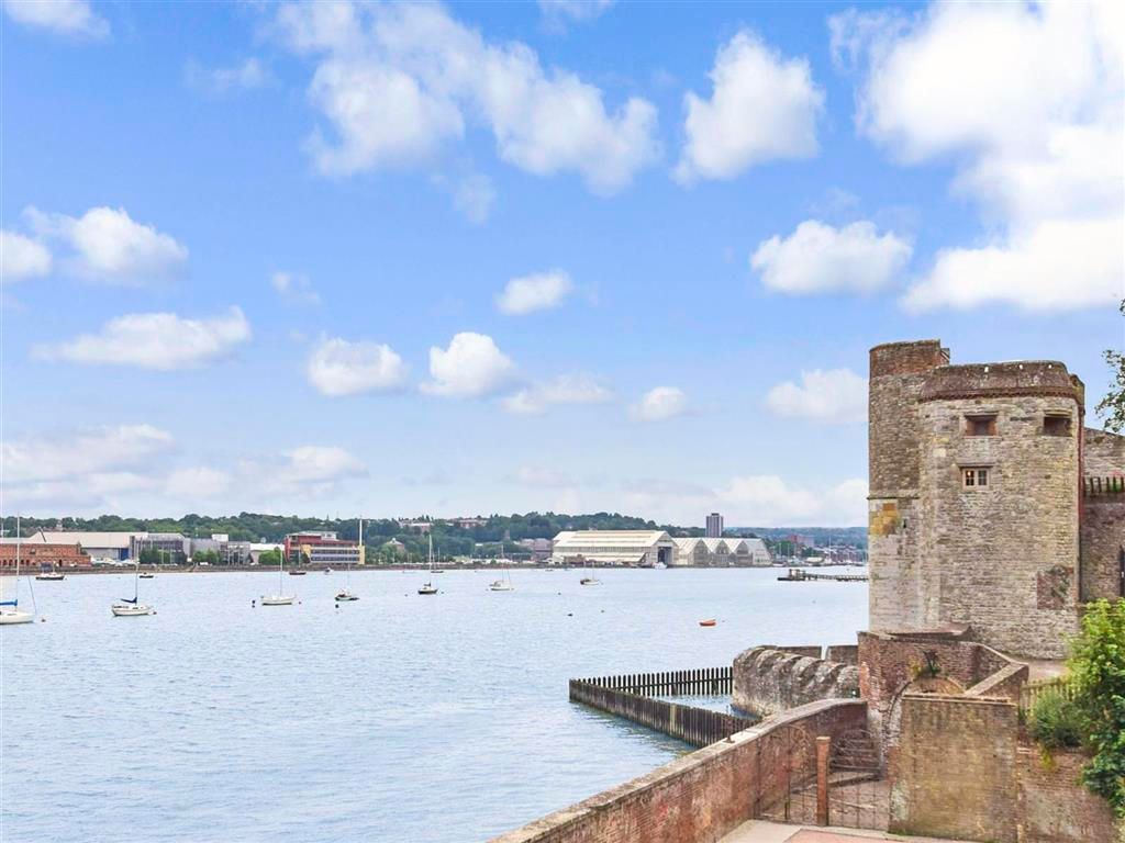 2 bed flat for sale in Upnor Road, Lower Upnor, Rochester, Kent ME2