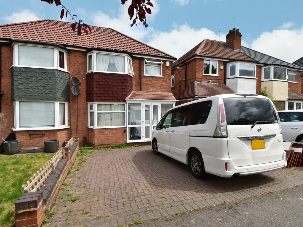3 bed semidetached house for sale in Newborough Road, Shirley