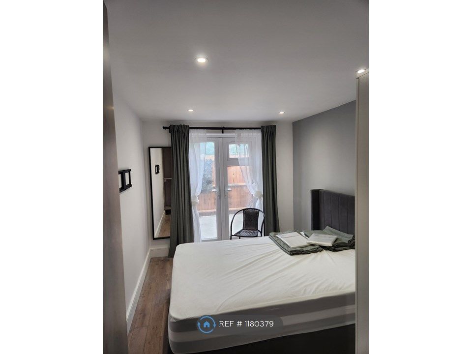 1 bed flat to rent in Bushey Mill Lane, Bushey WD23, £1,400 pcm Zoopla