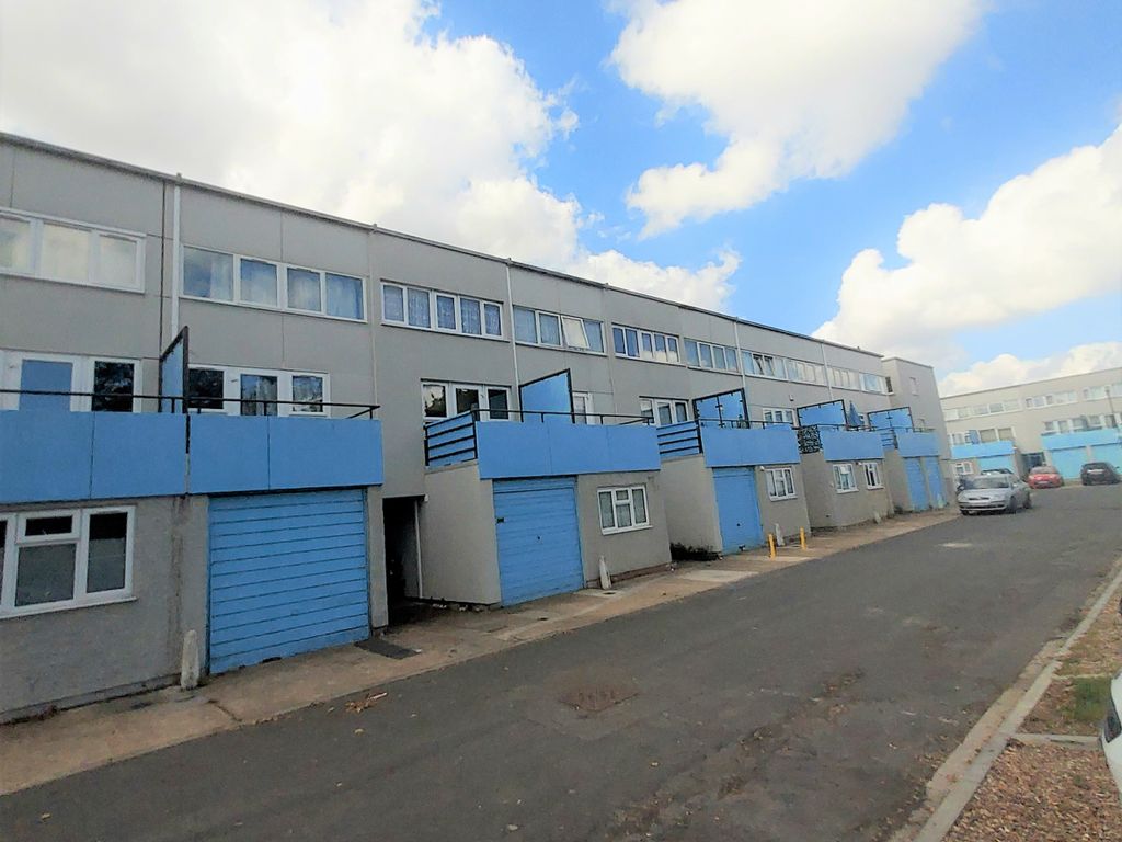 3 bed terraced house to rent in Lindsey Close, Mitcham CR4, £2,100 pcm