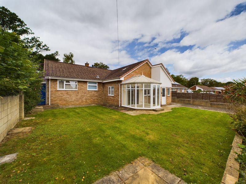 3 bed bungalow for sale in The Beagles, Cashes Green, Stroud GL5, £