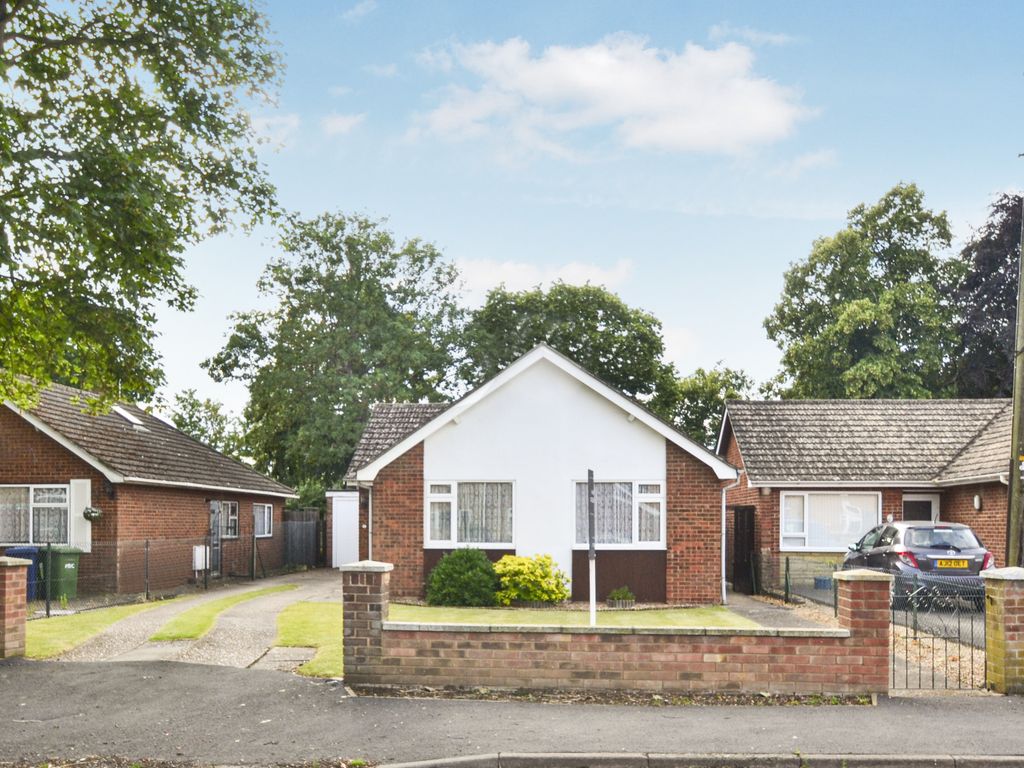 2 bed detached bungalow for sale in Parkside, Little Paxton, St. Neots