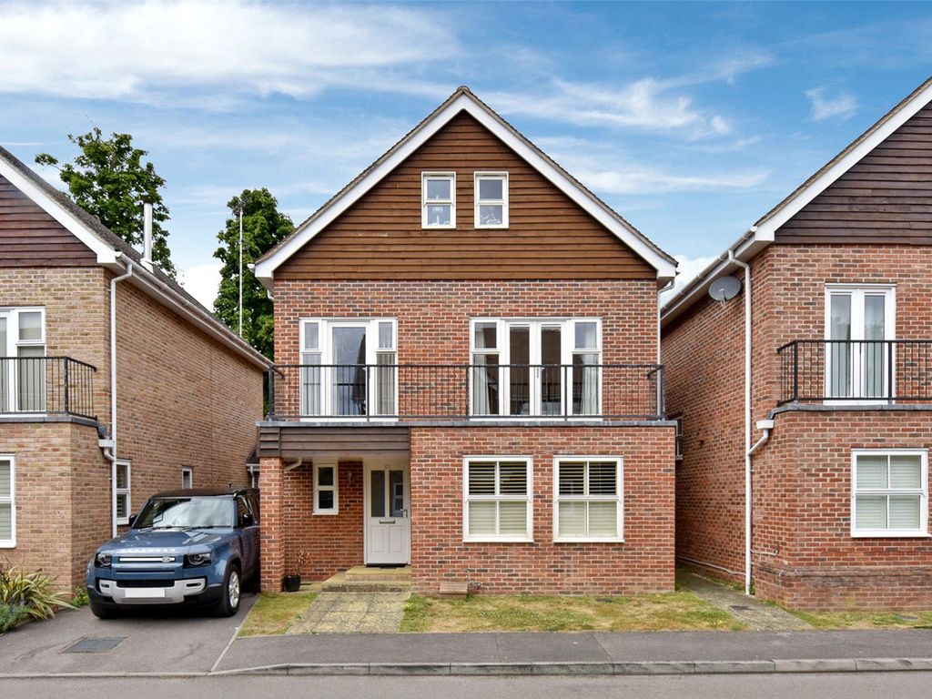 5 bed link detached house to rent in Pendenza, Cobham, Surrey KT11, £