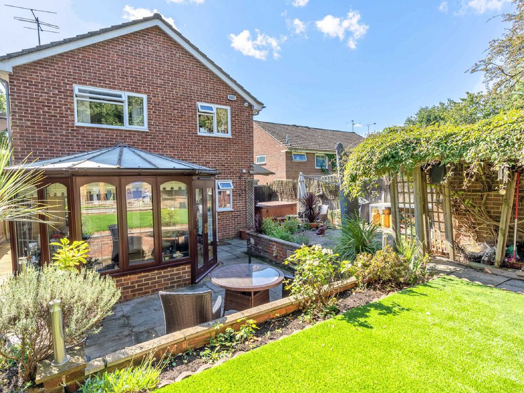 Broom Grove, Knebworth, Hertfordshire SG3  