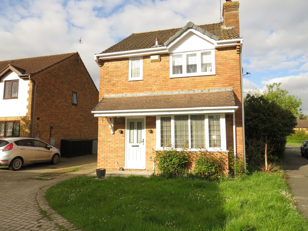 3 bed detached house for sale in Goldcrest Way, Bicester OX26, £425,000