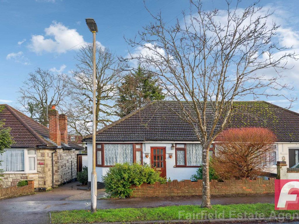 3 bed semidetached bungalow for sale in Compton Place, Carpenders Park