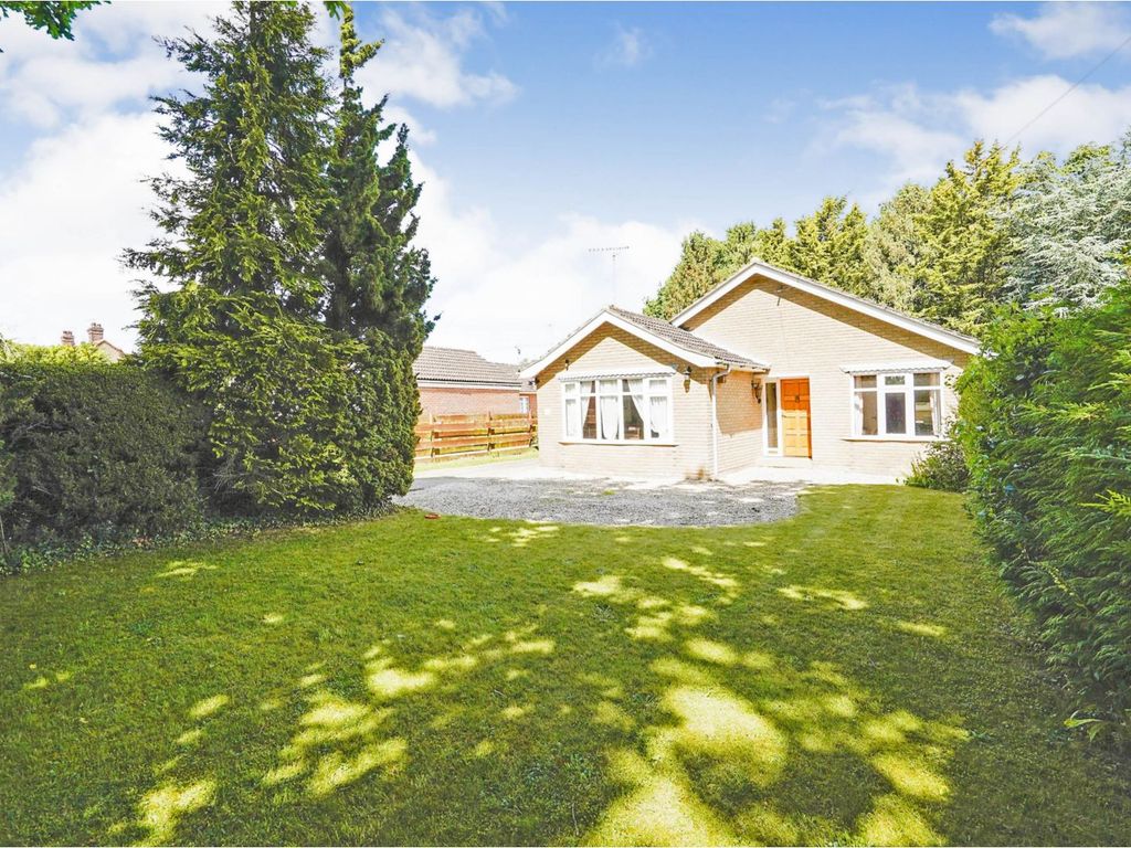 3 bed detached bungalow for sale in Norwich Road, Salhouse, Norwich