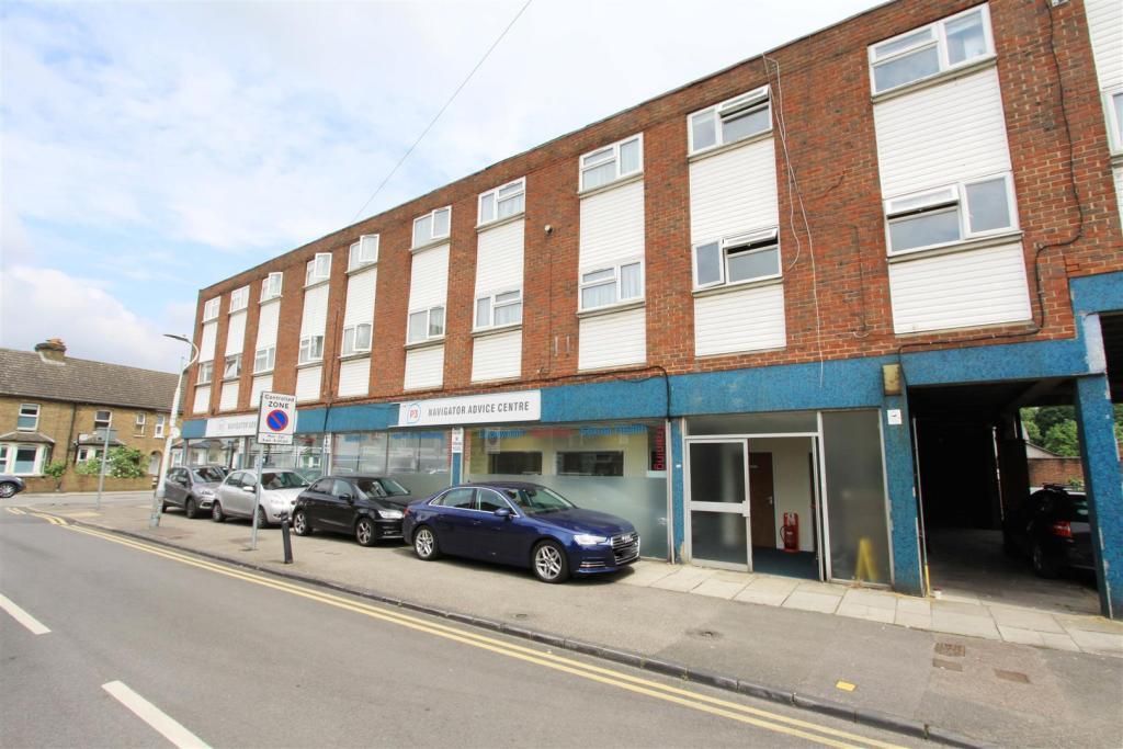 5 bed flat for sale in Albert Road, Yiewsley, West Drayton UB7, £