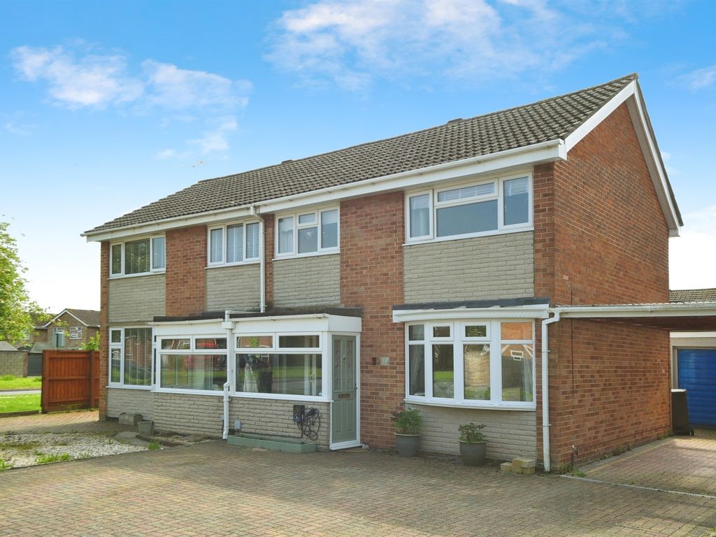 3 bed semidetached house for sale in St. Andrews Green, Swindon SN3, £