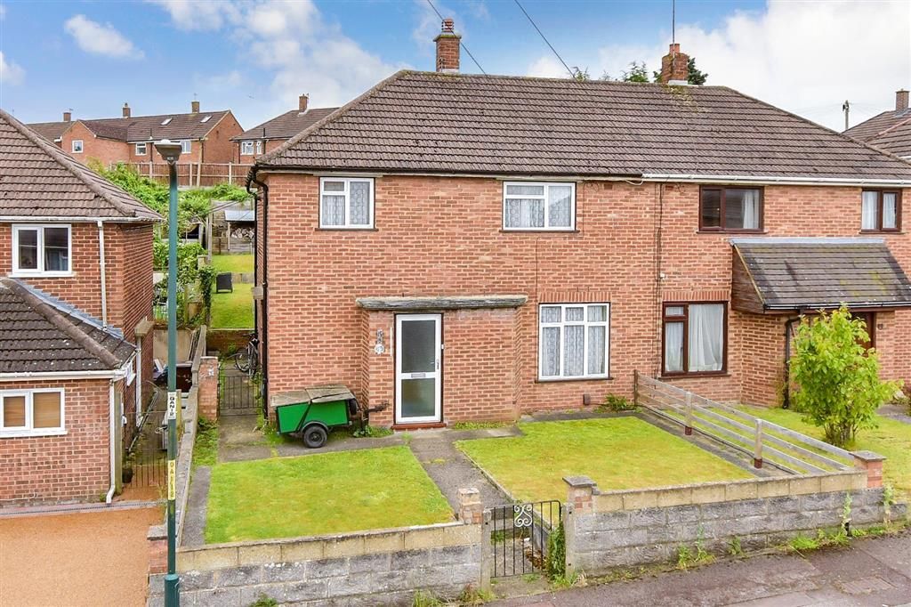 3 bed semidetached house for sale in Quixote Crescent, Frindsbury